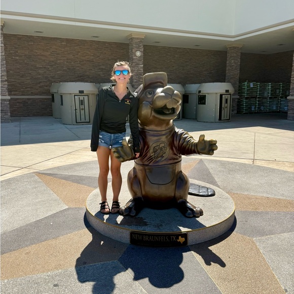 Meet your Posher, Melissa - Picture 1 of 15